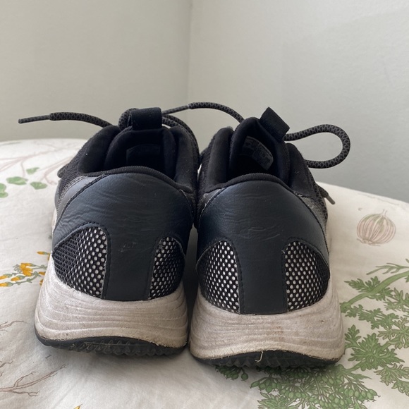 UNDER ARMOUR RUNNING SHOES - Picture 3 of 4